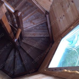 П-образная деревянная лестница в эркере