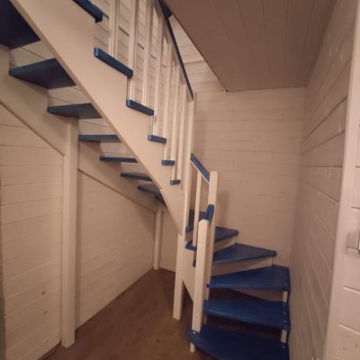 Лестница с синими ступенями